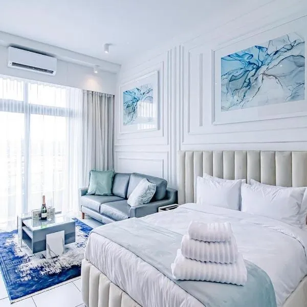 Menlyn Maine Luxury Apartments 11th & 14th floor with Balcony, hotel in Pretoria