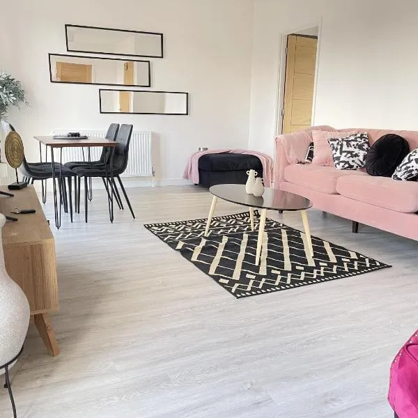 Cambridge - Modern 4-BR Home with Gardens & Wi-Fi, hotel in Barnwell Junction Station