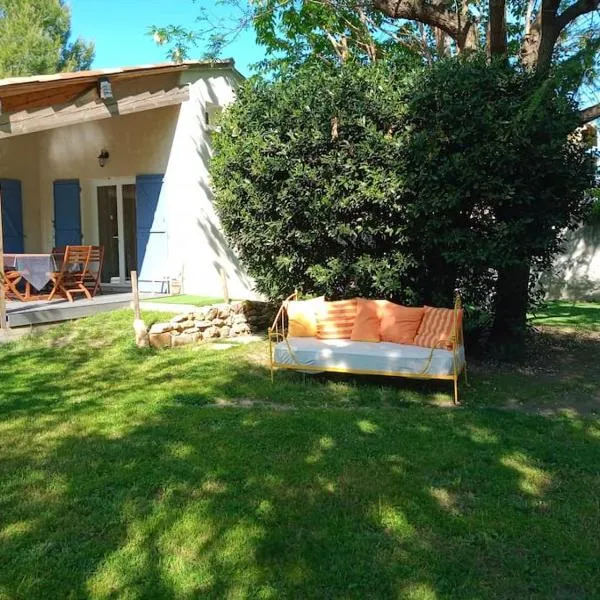 Villa avec piscine dans un avre de verdure, hotel v destinaci Caderousse