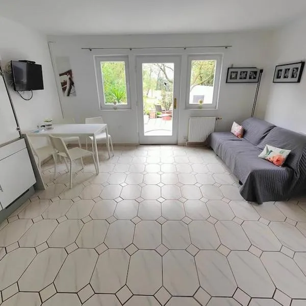 Romantic apartment with big terrace and garden view, hotel ve Vídni