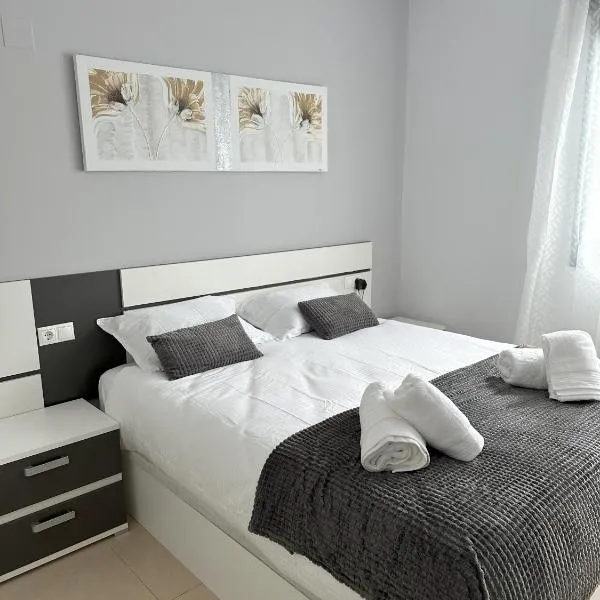 Luxurious, Newly-Renovated Large 2-Bedroom Condo by the Beach, hotel di Benidorm