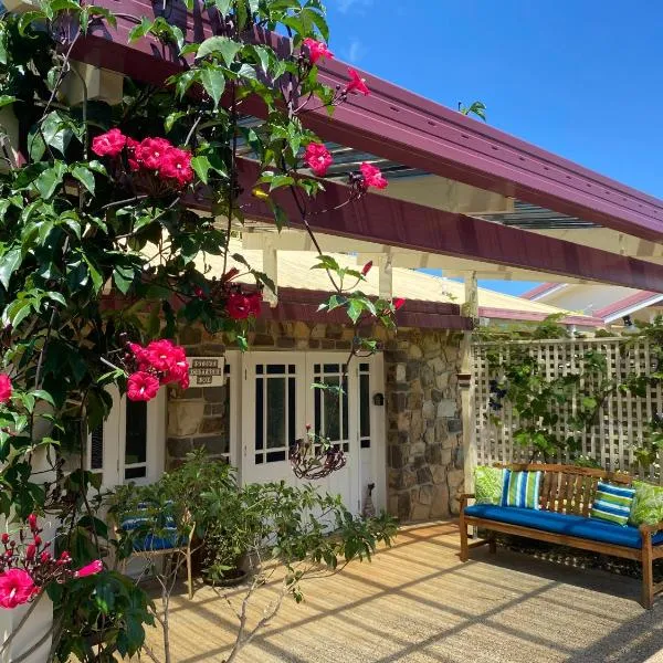 Lakefront Stone Cottage, hotel in Yungaburra