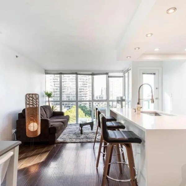 Luxury 2-bedroom condo beach side Yaletown, hotel a Vancouver