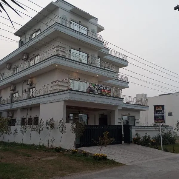 Hotel Luxe Heights Lahore, hotell i Kānjra
