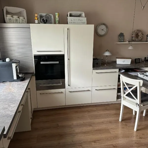 Apartment with top kitchen and 3 sleeping rooms, hotel in Untermeitingen