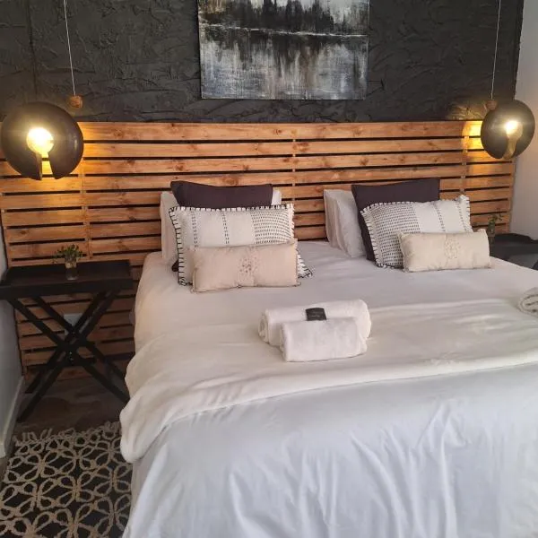 EXQUISITE PRIVATE LUXURY SUITE WITH KING BED at BOKMAKIERIE VILLAS、ウィントフークのホテル