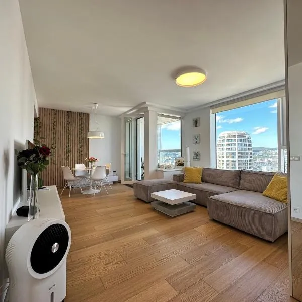 City view from 27th floor, free parking, keyless, hotel in Bratislava