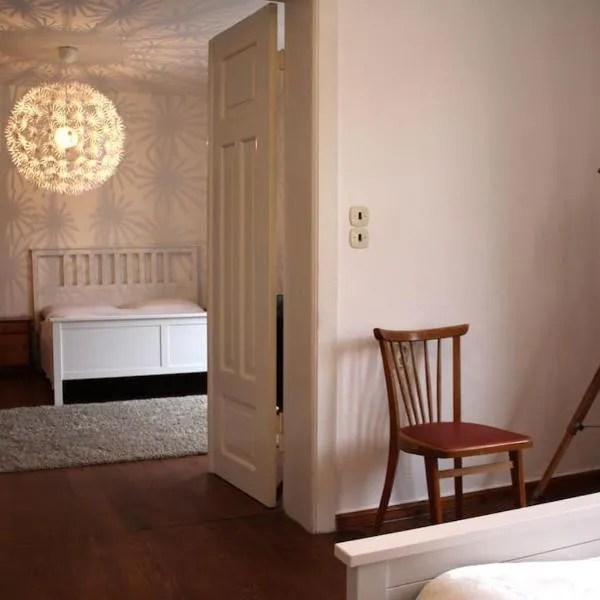 Ferienwohnung mit großem Garten und Blick zum See, готель у місті Fürstenwerder