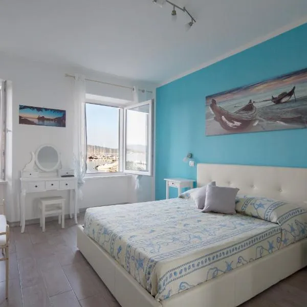 Fezzano / Portovenere Stilish double rooms with sea view, balcony or small courtyard, hotel sa Fezzano