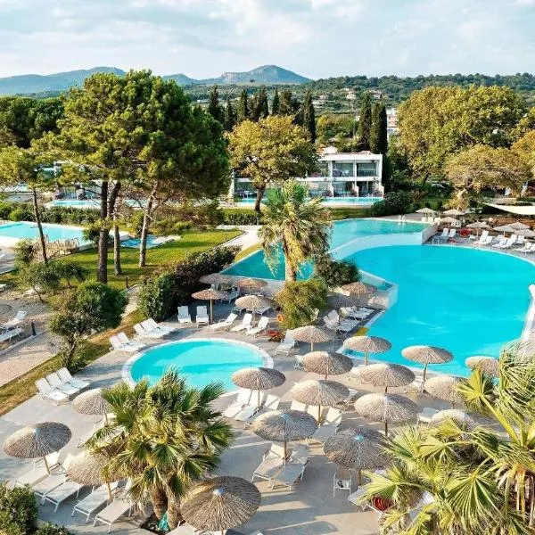 Ninos Grand Beach Resort, hotel di Archángelos
