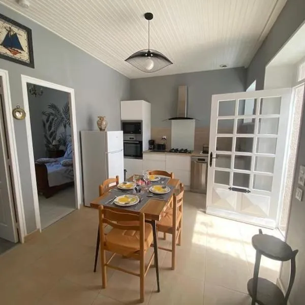 Charmant logement avec 2 véranda, hotel in Le Vivier-sur-Mer