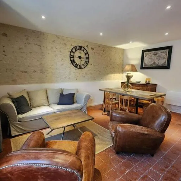 Le Nid'Ainay Maison de Village entièrement rénovée, hotel in Ainay-le-Vieil