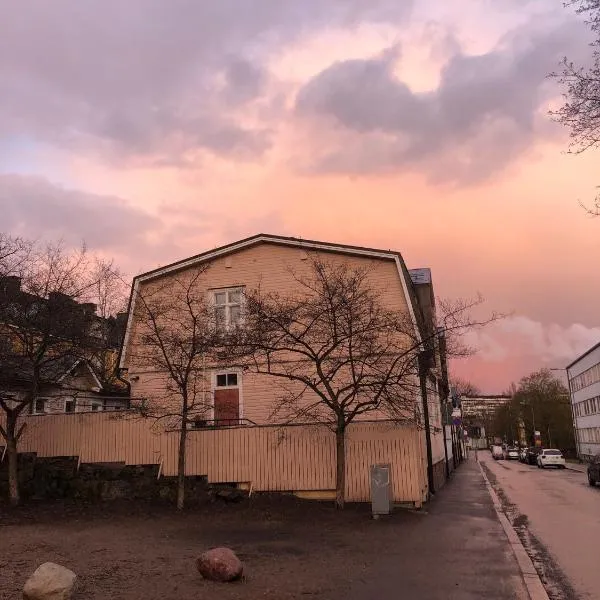 Wooden house studio with shared garden, Hotel in Helsinki