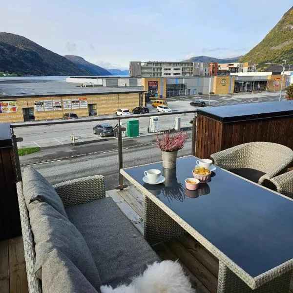 Toppleiligheit - Eidsgata 49, hotel in Nordfjordeid