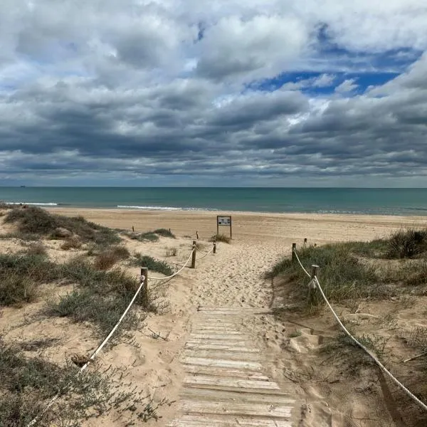 Chalet adosado en la playa de El Perellonet con piscina, pista tenis, hotel di Valencia