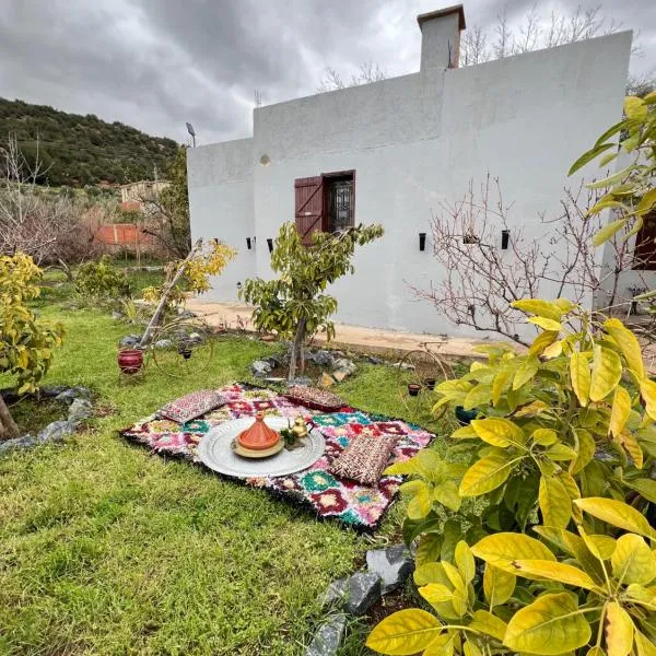 Villa Mouloud réservée aux familles, hotel en Aït Bou Tarhat