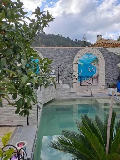 ICI et MAINTENANT, hotel v destinácii Solliès-Toucas