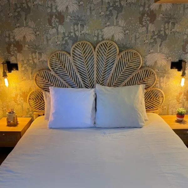 Péniche Le Pescalune - Chambre d'hôtes, hotel v destinaci Arles