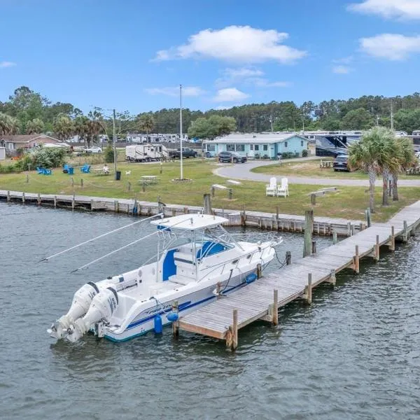 Waterfront Vacation Home near Camp Lejeune, hotel v destinaci Sneads Ferry