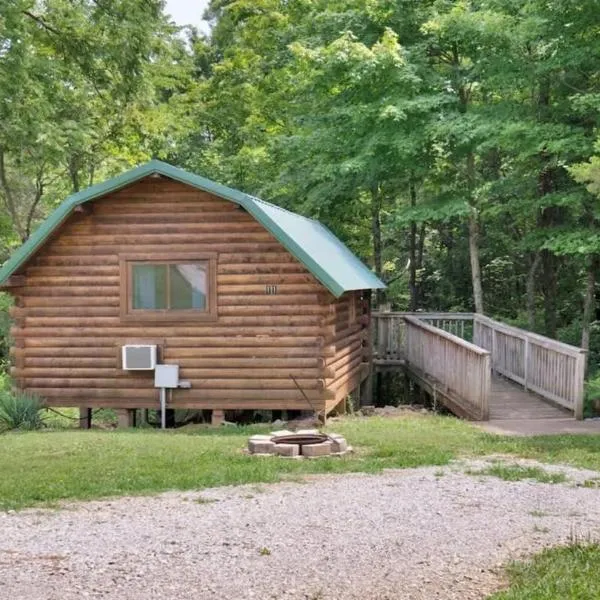 Rustic Cabin with Pool Access, hotel in Bloomington