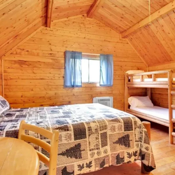 Lovely Rustic Cabin in Bloomington, hotel in Bloomington