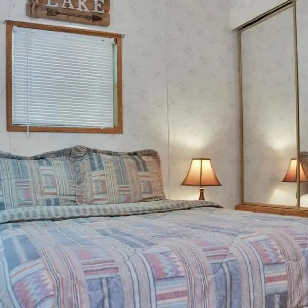 Lake Monroe's Charming Villa, hotel em Bloomington