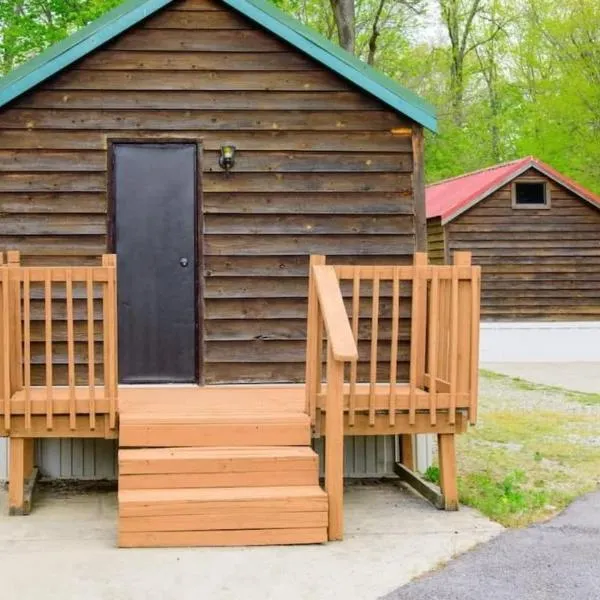 Charming Log Cabin in Bloomington, hôtel à Bedford