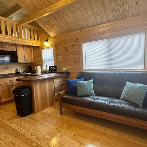 Get-away Cabin in Surf City w Loft and Parking, hotel a Surf City