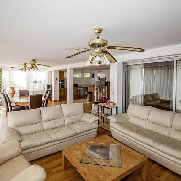 Proche Paris vue tour Eiffel (120m2), hotel v destinaci Suresnes