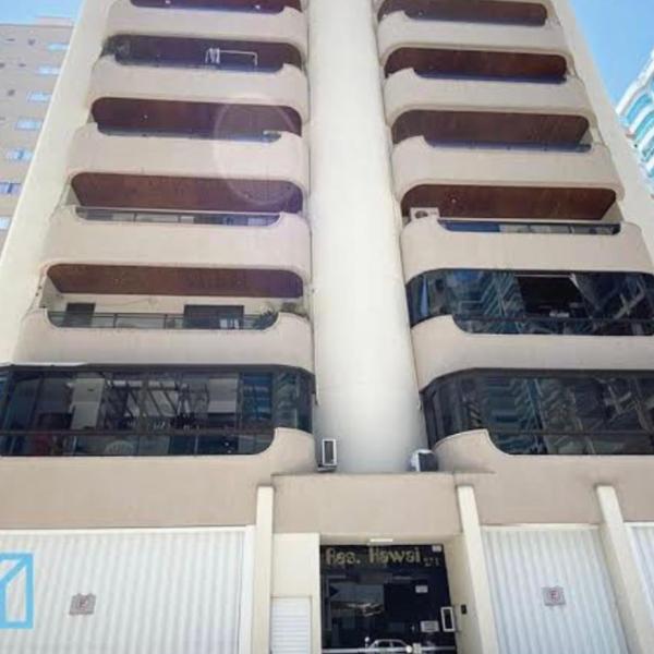 Apartamento na melhor localização da meia praia em itapema com garagem para camioneta suv