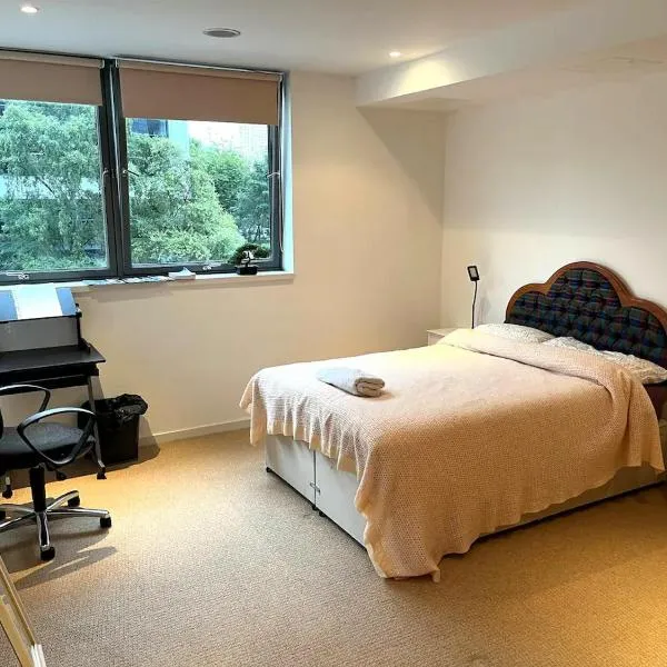 Spacious Queen Bed City Centre Penthouse With Balcony - Homeshare - Live In Host, hotel v destinaci Glasgow