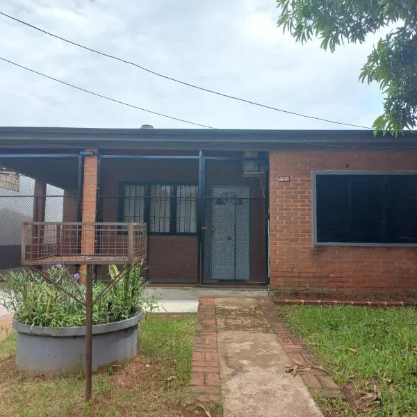 Casa cerca del centro con cochera, hotel in Posadas
