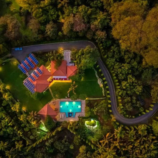 StayVista at Moksh Villa - BBQ & Jacuzzi, hotelli kohteessa Alibaug
