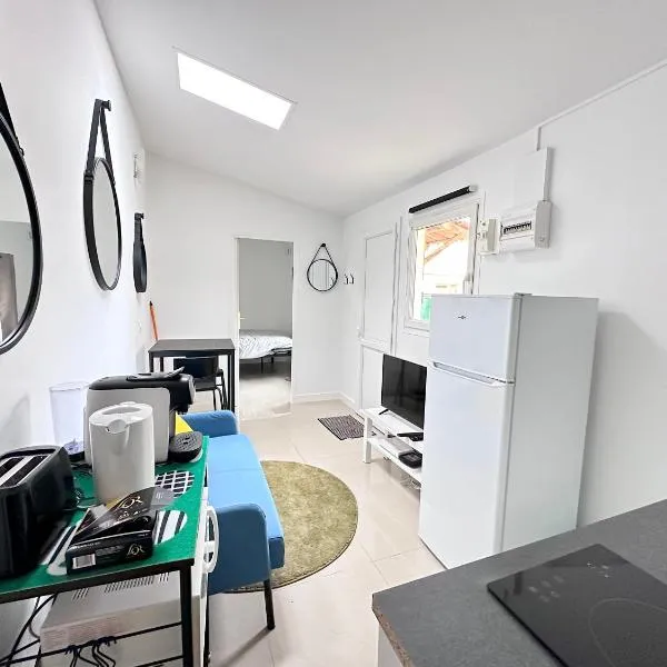 Maisonnette F2 de 20m2 avec jardin privatif, hôtel à Antony