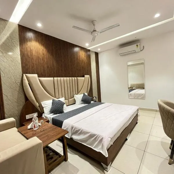 THE LUXURY PLATINUM INN --Luxury Deluxe Rooms -- Chandigarh Road，盧迪亞納的飯店