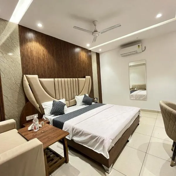 THE LUXURY PLATINUM INN --Luxury Deluxe Rooms -- Chandigarh Road, hotel v destinaci Dorāha