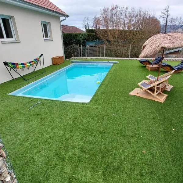 Maison neuve avec piscine, 10 couchages, tout confort, hotel in Granieu