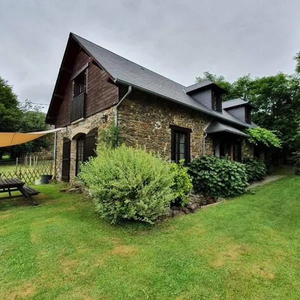 Authentic French house with great view 4 bedrooms and a lot of land, hotel v destinaci Troche