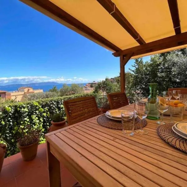 Casa con vista mare e giardino privato, hotel v destinaci Giglio Porto