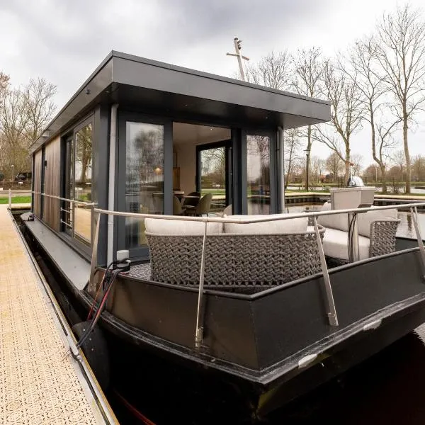 Houseboat in Offingawier with Sea View, Hotel in Offingawier