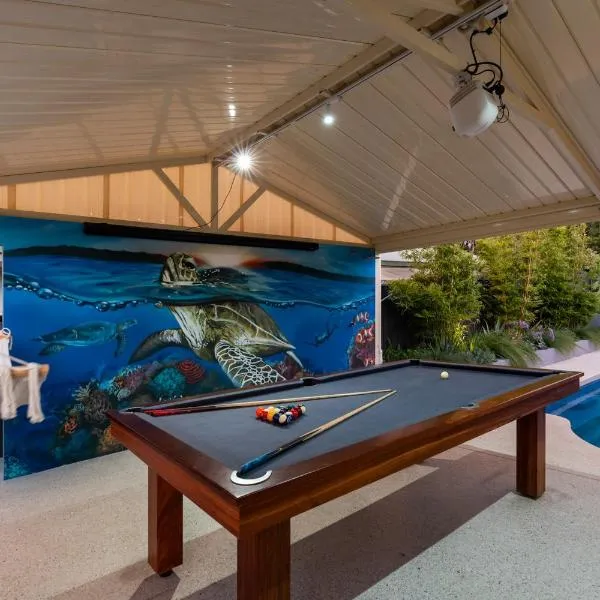 Luxury 5br villa with pool, hotel v destinaci Kinross