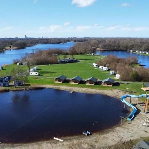 Camping de Kleine Wielen, hotel v destinaci Leeuwarden