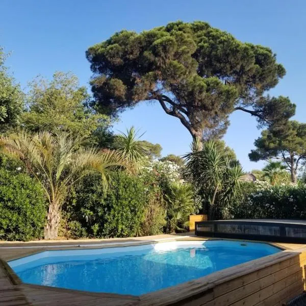 Chalet Californien, piscine privée, plage 5 mn !, hôtel à Gassin