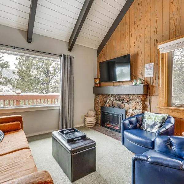 Cozy Estes Park Condo w/ Balcony + Fireplace!, hotel in Estes Park