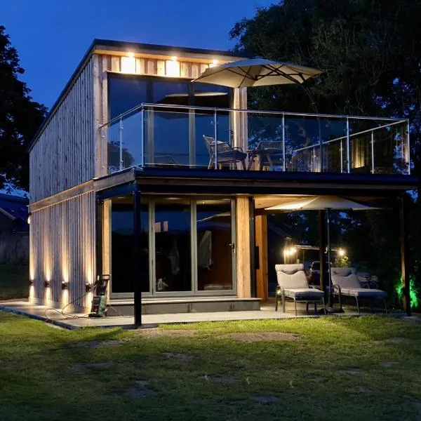 Tawny Lodge - Luxurious 1 Bedroom - Blossom Farm, hotel in Johnston