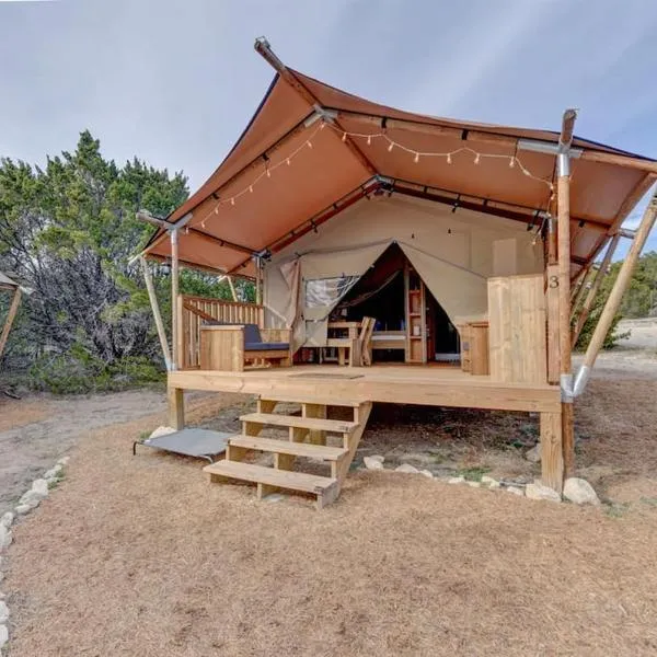 12 Fires Luxury Glamping with Heating #3, hotel v destinaci Johnson City