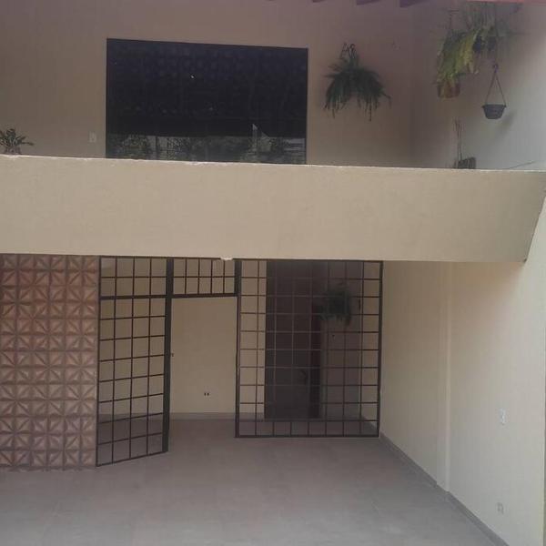Casa Agradável, Arejada, Espaçosa, Perto de Tudo