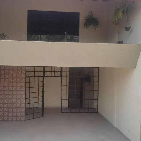 Casa Inteira Próxima ao Centro / 4 Suítes., hotel v destinaci Londrina
