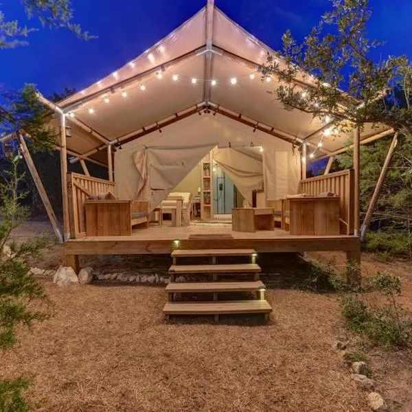 12 Fires Luxury Glamping with Heating #5, hotel v destinaci Johnson City