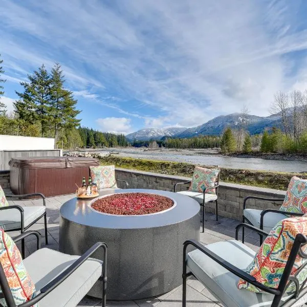 Riverfront Home with Deck, Near Mount Rainier!, hotel in Packwood